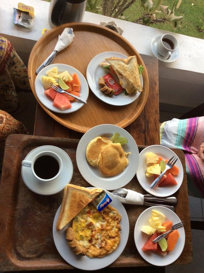 朝食は、メニューから選べます。<br /><br />料金は、1人5万Rpで、部屋まではこんでもらえます。<br /><br />レンボンガン島行のボート会社のピックアップが8時でしたので<br />ホテルに無理を言って、7時に朝食を用意していただきました。<br /><br />ホテルに感謝！！！<br /><br />また、レンボンガン島に1泊した翌日の昼過ぎまで約30時間、<br />我が家と義理の姉夫婦のスーツケース6個を無料で預かって<br />もらえた！！！<br /><br /><br />これは、すっごいラッキー！！<br /><br />フロントのお姉さん、ありがとー<br />