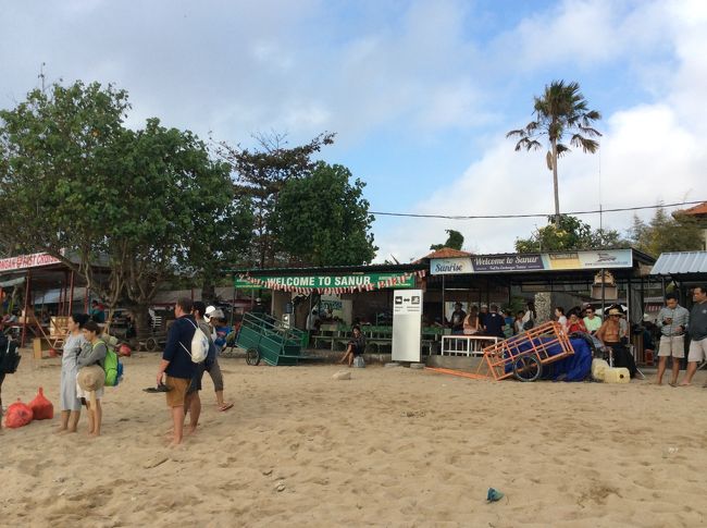 レンボンガン島は2回目<br /><br /><br />1回目は、バリハイクルーズのツアー<br /><br /><br />知らないって恐ろしい。<br /><br /><br />スピードボートなら30~40分、<br /><br /><br />バリハイクルーズは2時間！！！　<br /><br /><br />日帰りだったから、時間の無駄　(; ･`д･´)<br /><br /><br />しかも、<br /><br /><br />有料のマリンウォークもパラセーリングもやったし・・・<br />その時は、それなりに満足した・・・が・・・・<br /><br /><br />1人200ドル以上、3人で600ドル以上も払った　大金だよ～<br /><br /><br /><br />そして今回2回目。<br /><br /><br />スピードボートで行く。<br /><br />速くいく。安くいく。<br /><br />でも、いろんなスピードボート会社があるんだよ<br />1日に、1往復から数往復しかしない会社が多いけど、なにせ数が多い<br />ので、30分刻みで出ている感じだね。<br /><br /><br />ネットで調べると、<br /><br /><br />パブリックボート　　17万5000Rp<br /><br />他、ボート会社によれば　　往復で35万Rp～<br />なかには、ネットで予約できる会社で　片道　25ＵＳ＄<br /><br />もある。<br /><br />これは、ネットでは買えない。<br />現地で交渉してみたくなる気分で、ムズムズする。<br />サヌールの旅行会社を回って、チケットを安く買おう！！！<br /><br /><br />でも、レンボンガン島ツアーをしている会社に、シュノーケル<br />（マングローブポイント）とマングローブ観光、チェニンガン島で食事、<br />ドリームビーチ観光、とスピードボート往復付き、保険付き<br />日本語ガイド付き<br /><br /><br />1人　9000円<br /><br /><br /><br />というのを見つけた。<br />自分で安く手配したとすると・・・・・1人あたり・・・<br /><br />ボート往復　　　　35万Rp<br />バイクレンタル　　10万Rp　<br />シュノーケル　　　15万Rp<br />マングローブ　　　20万Rp　　　<br /><br />80万から100万Rpはかかる<br /><br /><br />比べると　安い！<br /><br /><br />シュノーケルしている時の言葉の壁・・・心配だった。<br />日本語の話せる人がついていると、すっごい安心。<br /><br /><br />日本をでる数日前にツアーとして予約しました。<br /><br /><br />シュノーケル当日、<br />思ったより我が家の奥さんも義理のお姉さんも泳げない・・・<br />これで、良かった。<br /><br /><br /><br /><br />お願いしたところは、<br /><br />現地の旦那さんと結婚してレンボンガン島に住んでいる日本人女性の方<br />が運営？手配？してます。<br /><br />ブログがあるので、興味がある方は、どうぞ。自己責任でヨロシク。<br />https://ameblo.jp/love-lembongan/<br /><br /><br /><br /><br />　　<br />　