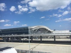 11時頃空港に到着

JALはターミナル1

ニューヨークの運転は荒いと聞いて怖がった母のため、電車でホテルに向かいます。
まずは、税関を通過したら右手にあるエスカレーターで3階まで移動。
空中通路を通りAir Train Red に乗車します。
電車は15分毎くらいにいるので焦らないで大丈夫。
Jamaica Station で降りて改札前の券売機でAir Train、地下鉄、初回のカード代込の券＄8.5を1枚づつ購入して、改札を通過し左手に進みます。
(券は乗り放題切符以外は１枚のカードを2人で使用することも出来るようですが、荷物もあり面倒なので今回は1枚づつ購入)