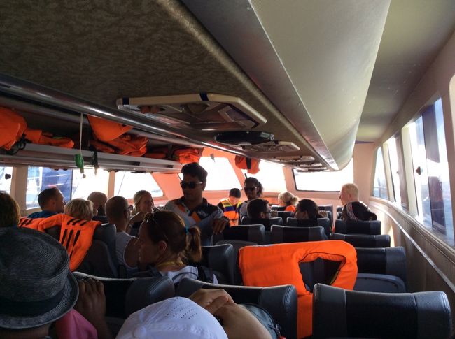 前側は、ボートが波でガクンガクンとなるから、酔いやすいって<br /><br />ガイドさん言ってた。<br />なので、<br /><br />皆で後ろ側に座った。<br /><br /><br />でも、<br /><br />ボート座席で真ん中より後ろ側は、ボートがはじく波が船内に入るので<br />窓を締めさせられた～残念。<br /><br /><br /><br />