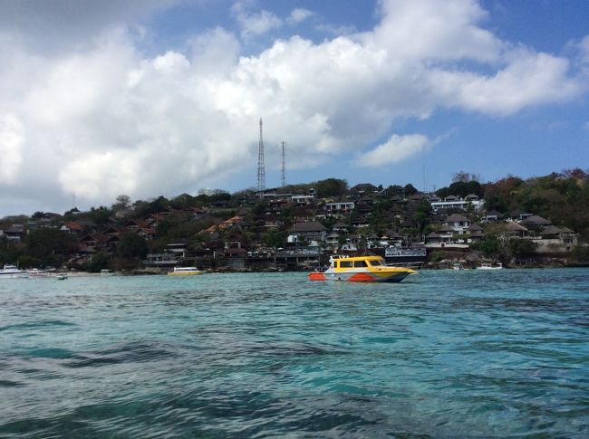 40分後、レンボンガン島に到着です。<br /><br />ジュングンバツ港です。<br /><br />その港を一望できる丘の上にホテルがいっぱい。<br /><br />今日はここに泊まります。