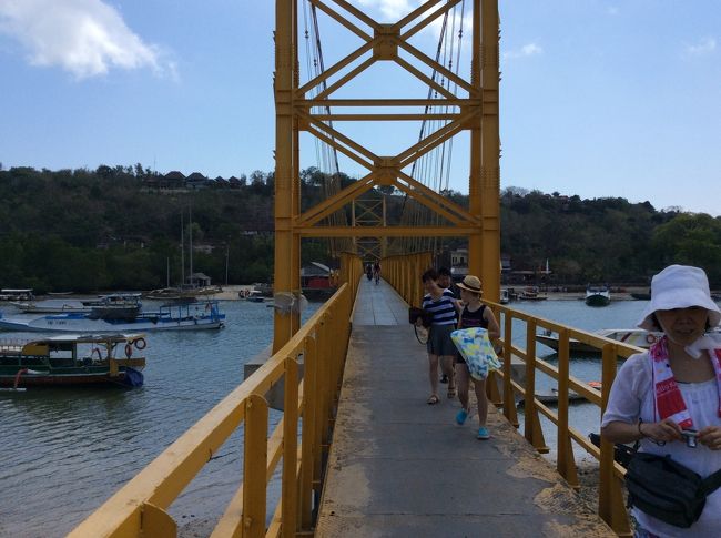 先ほどの車でイエローブリッジ<br /><br />チャーターした車は、レンボンガン島側の駐車場で待機。<br />そして、チェニンガン島にもチャーターした車が待機してます。<br /><br /><br /><br />このツアー、なかなかやるね。<br />