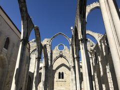 カルモ教会
大地震で天井が倒壊して、そのまま再建されないままの状態で青い空がなんだか物悲しく感じます