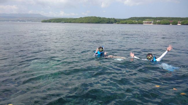 慣れてくれば船から遠くても大丈夫。<br /><br />後ろの島が、レンボンガン島です。