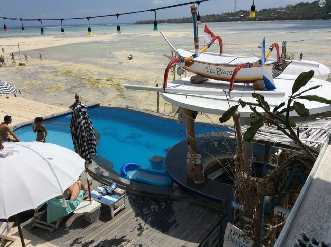 プール！！<br /><br />インフィニティプール！！<br /><br /><br />外人さんが、ずっと占拠してま～す。<br /><br /><br /><br />また、本日は、昼前から干潮で、お店の前の海が干上がってます。<br /><br /><br /><br />遠浅の　エメラルドグリーンの海！！！！！　　がない。<br /><br /><br /><br />ブランコまで、歩いて行けました。<br />全く、普通でしたので、ＵＰできません！！<br />