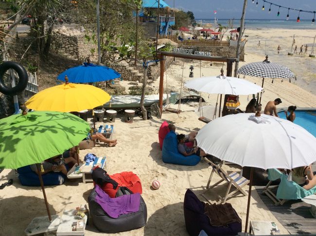 プールサイドは、外人さんで満席です。