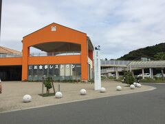 海に面した道の駅。
この建物の中にはサーフボードが並んだお店がある。
今まで行った道の駅では見たことない。