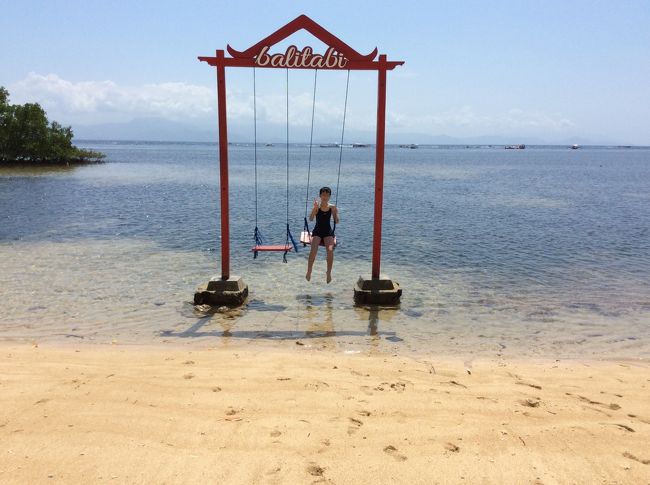 最初はシュノーケリングです。<br /><br /><br />ポイントはマングローブポイントです。<br /><br />非常に波が穏やかな島の北側です。<br /><br />ただし、潮の流れが速いので、注意が必要です。<br /><br />潮の流れが緩い時間を船長さんと相談してシュノーケルしてください。<br /><br /><br /><br />海に行くということで、ロッカーに荷物を置いた関係でカメラがありません。<br /><br />たまたま、お店のブランコで撮った写真　たった一枚でした。<br />