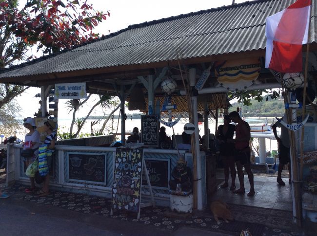 チェニンガン島<br /><br />シーブリーズ・レストラン<br /><br /><br />超・・・がつく人気店　にきました。<br /><br /><br />SNSで、このお店をＵＰする方が多く、今じゃ超人気店です。<br /><br /><br /><br />インスタ映えする工夫って、大事です。<br /><br /><br />しかも、<br />ガイドさんによれば、<br /><br />お店にプールができたので、ビーチクラブになりましたって。<br /><br /><br /><br />外人さんが午前中からプールサイドの席を確保している、ようです。<br /><br /><br />遅くとも、昼前、には着いておきましょう。<br /><br /><br /><br /><br />あ、水着も忘れずに！！<br /><br /><br />プールあります。<br /><br />遠浅の海で泳げます。<br /><br />遠浅の海にブランコあります。<br /><br /><br />それぞれの客が、思い思いの時間を過ごしてまったりしてます。<br /><br />ざっくり、回転率は悪いです。<br /><br /><br />あと、<br /><br />ジュースなどのあまーい臭いに敏感な<br /><br /><br /><br />ハエ　小さな虫　<br /><br /><br /><br />すごいです。　<br />気になる方は、対策をしていきましょう。<br /><br /><br /><br /><br /><br />