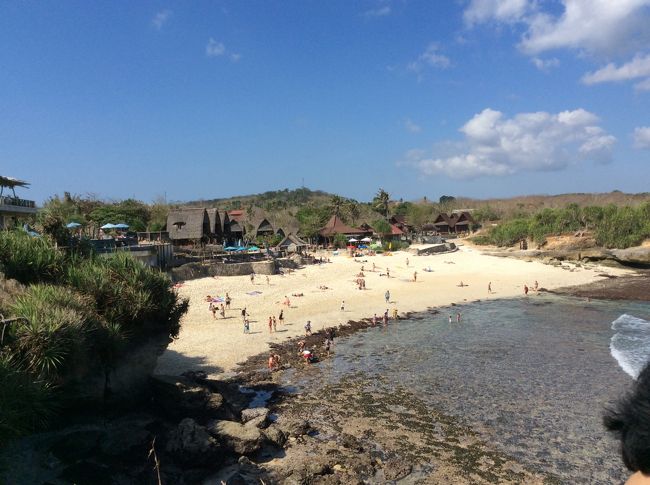 ドリームビーチを崖上から眺め<br />