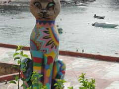 公衆トイレの上に飾られている猫ちゃんの像。

こちらの公園、海沿いでは泳げる場所もありましたしキレイな場所だったけど猫に夢中で他の場所の写真を撮っていないというネコバカさを発揮してしまった…