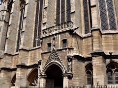 【サントシャペル】
「聖なる礼拝堂」という意味。
パリ最古のステンドグラスが織り成す光の芸術は「聖なる宝石箱」と称えられるほどで、パリで最も美しい教会といわれる。