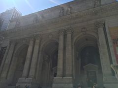 クライスラービルを出て駅を通り過ぎ、ブライアント公園隣のニューヨーク公立図書館に立ち寄りました。
