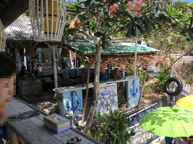 それでも、日陰で海が見えるカウンター席をゲットしました。<br /><br /><br />後から後からたくさんのお客さんが来ては、海が見えない席しかない、<br />と言って、帰っていきます。<br /><br />10人、いえいえ、50人以上。<br />ひっきりなしに来ます。<br />