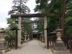 廬山公の後ろには、松岬神社。
廬山公はじめ、上杉景勝・直江兼続など
合祀した神社です。