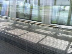 千歳駅始発の夕張行き列車に乗るために札幌から移動してきたのですが、なんと追分駅始発に変更されたとの事。窓口へ行き駅員に聞くと、南千歳駅へ移動して特急に乗って臨時停車させる追分駅で降りろとの事。言葉に従い移動してコチラの南千歳駅で特急待ちです。