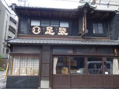 着物を着る人がいれば，足袋はなくなりません。