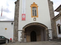 　カテドラルの隣のロイオス教会は１５世紀に建造されました。内壁を飾るアズレージョが美しいそうですが閉館していました。