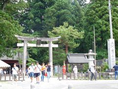 　さて、月山で小1時間程のトレッキングを楽しんだ後は、羽黒山神社です。12:00頃に随神門まで来て、ラッキーなことに随神門の目の前の駐車場に停めることができました。

※9/8の東京テレビ「出川哲郎の充電させてもらえませんか？」で放映されました。先週に続き、ちょうど旅行記をアップするタイミングでTV放映があるのはなかなか楽しめますね♪