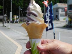 　実は往復歩くのを避けるため、行きは12:20発のバス（http://www.shonaikotsu.jp/local_bus/t008_haguro.html）で羽黒山山頂まで行く魂胆です。時間がないし、暑いので、ランチではなくソフトクリームをいただきます。こんな根性では御利益が薄いかな？