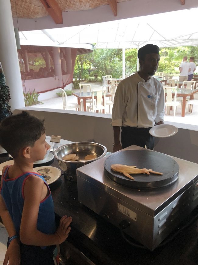 パンケーキでサメ！フリーハンドで作ってました