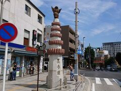 この先の信号を左に曲がれば、成田山新勝寺へ向かう参道になります。
