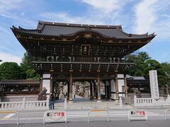 成田山新勝寺に到着しました。
まずは総門に入る前に一礼してから入ります。
建立は、平成19年です。