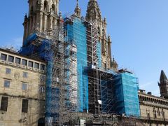 オブラドイロ広場から　大聖堂のファサードは足場が組まれてました。