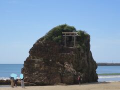 さらに海のほうへ歩いていって
稲佐の浜
出雲神話の舞台として有名な場所で
国譲りの話し合いが行われたとか。。

旧暦の10月10日には「神迎え神事」が行われるそうです

後でテレビ見て知ったのだが
ここを見てから大社へお参りしたほうがいいらしい！