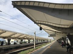 9：40
台鉄に乗ろうと新烏日駅ホームへ。が・・・
次発の電車が10:10到着。2人して  え？そんな先なの…？と動揺。
もっと5分か10分間隔くらいで来てくれるかと思ってたのでびっくり。

最初の目的地は宮原眼科。台中駅近くだし歩いていけばすぐ。でもその台中駅に向けて出発する電車は20分後到着。さらに10分乗車後徒歩で宮原眼科へ…と考えると30分以上はかかる…。

宮原眼科の開店は10時。そもそも午前に宮原眼科へ行くのに決めたのも、1日ツアーでなく半日ツアーにして宮原をツアーから外したのも、宮原眼科で思う存分お土産選びとアイスを堪能したかったから。優柔不断な私たちはツアーの3,40分とかで全部出来ないと考えたからです。

1分1秒でも惜しい今…ここは台鉄で行くのはやめよう！ と決定。

改札を通った後なのでもう一度外へ。一応駅員さんに「ホームに出たけどやっぱり乗るのやめる」というのを身振り手振りで伝えるも「ヨウヨウカーをピッとしろ」と。ちゃーんとお金とられてましたw　日本だったら取り消してくれるんだけどな～w
改札とおる前にちゃんと時刻を見ておくべきでした