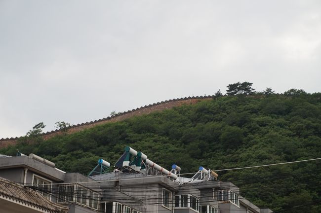 承徳避暑山荘は万里の長城の様な塀で囲まれてます。<br />宿に帰る途中に見えました。