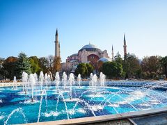 アヤソフィア前の噴水越しに。
開放的すぎる