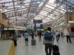 上野駅、早朝から賑わってます。