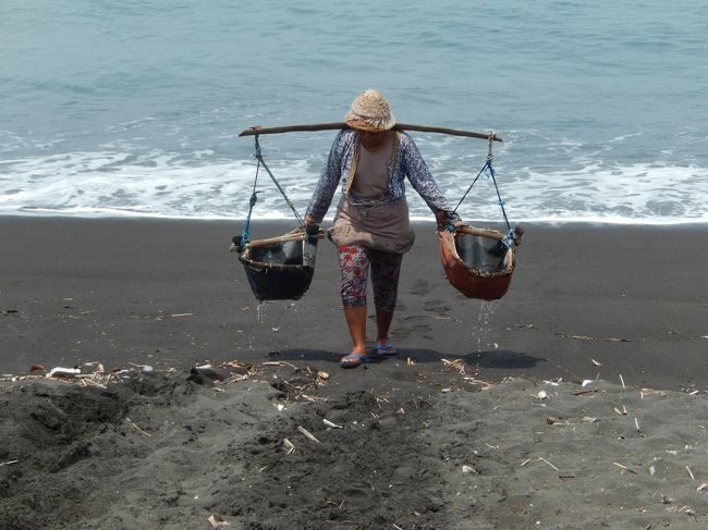 　海から汲み上げて来ます。多分皮制？の袋に海水を入れます。<br /><br />　しかし、ダダ洩れで海水は半分になってしまう。若いお母さんでした。<br /><br />　凄い重労働です。