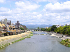 四条大橋を渡ります。
ここはやや縁があった鴨川。名物の土手の「アベック」(カップルではない)は酷暑のため皆無。