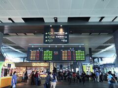 高鐵台中駅。
すごく綺麗で大きな駅ですね～