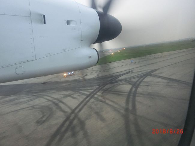 エドモントン国際空港 (YEG)も結構広く、<br />エドモントンでは半分以上降りて、また、その分に近いほど乗ってきました。<br />イエローナイフに行く人は結構アジア人が多かったです。