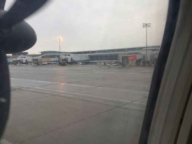 カルガリーとイエローナイフの中間で、<br />エドモントン国際空港 (YEG)　では機内待機で、<br />35分ほど待ちました。