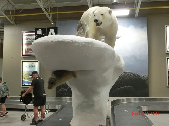 イエローナイフ空港 (YZF)に到着。<br />アザラシを追いかける白くまが迎えてくれた。