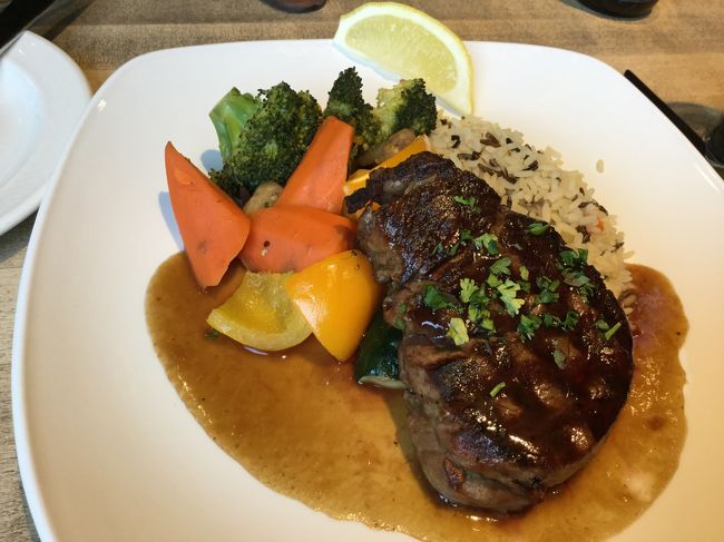 Traders Grill　のテンダロインステーキ。<br />野菜がいまいちでした。<br />妻のサラダと併せ合計65カナダドル。<br />2万円両替したが、半分余りました。