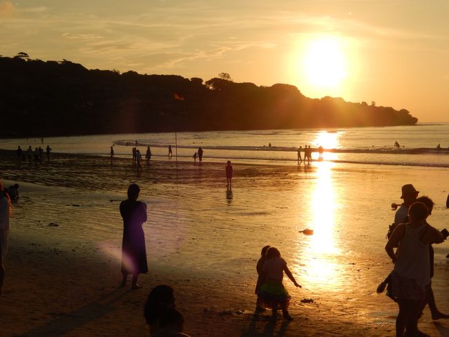 <br />　ローカルやツーリストが波と戯れてる。