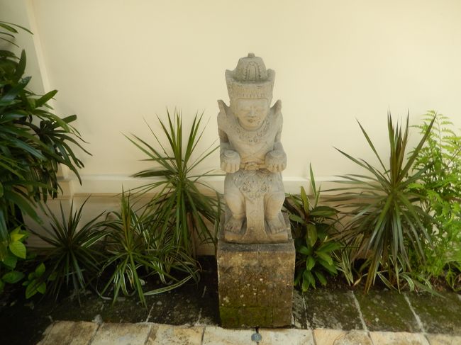 　今日はチェックアウトの日。8日間はあっという間に過ぎ去った。<br /><br />　ヴァケーションはいつも足早だ。<br /><br />　ヴィラの門を開けたら迎えてくれる石像。<br /><br />　石像にもお別れを。相方が夕方に出るので、レセプションまでお見送<br /><br />　り。帰りはシンガポール経由で成田へ。<br /><br />　私は、深夜のガルーダインドネシア航空で関空へ。<br /><br />　復路も別々。<br /><br />　