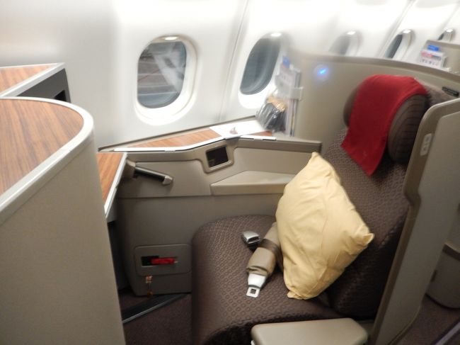 <br />　GA882　新しい機材だ。小物入れがたくさんあるのは有り難いが<br /><br />　ヘリンボーンシートなので先すぼまり。足元窮屈。