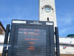 ポッジボンシ駅
バスはポッジボンシ駅で小休止します。
この駅は電車よりもバスの方が便利で早く運行本数も多いのです。
