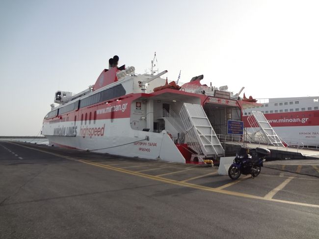 ホテルで朝食を済ませ、チェックアウトし、フェリー乗り場に向かいます。<br />歩けないことはなかったが、スーツケースもあったのでタクシーを頼みました。<br />タクシーはチップ含め９ユーロ払いました。<br /><br />クレタ島楽しかった。本当はゼウスが生まれた洞窟にも行ってみたかったけど、次の機会にします。