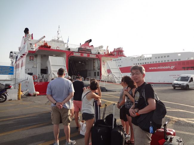 ９時出発のフェリーで、１時間前に来るように言われ、７時40分ごろ着いちゃった。待っている人は数組でした。<br />フェリーは二人で約23000円でした。