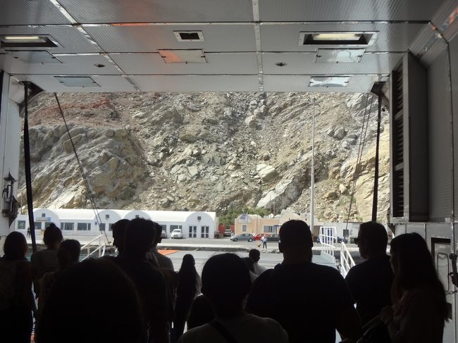 フェリーの座席は決まっており、シートもゆったりして快適。<br />船酔いもなかったです。居眠りしているうちにすぐ着きました。<br />サントリーニ島到着。