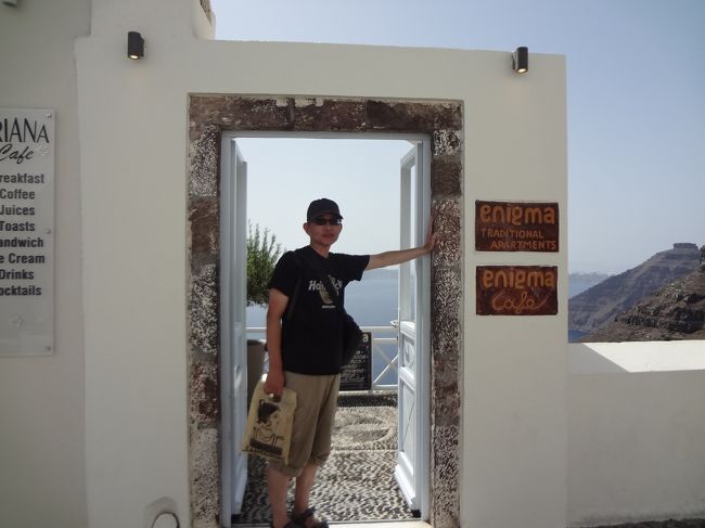 港からバスが出ていましたが、見つけられず、面倒なので白タクでホテルまで行きました。<br />白タクは30ユーロでした。普通のタクシーは呼ばないと来ないそうで、20ユーロほどでフィラの街まで行きます。<br />バスなら2.3ユーロかな。<br /><br />今回のホテルは　エニグマホテルです。<br />フィラの大聖堂の前あたり。断崖のホテルです。<br />このホテル最高!!