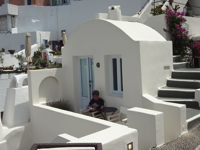 ここが私たちのお部屋です。<br />今日のお昼は、日本から持ってきたカップヌードルとどん兵で済ませました。