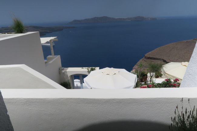 目の前海で、眺めも良かった。<br />一休みしてからフィラの街を散策に行こうと思っていたら、眠ってしまい、夕方になっていた。でも、明るい。